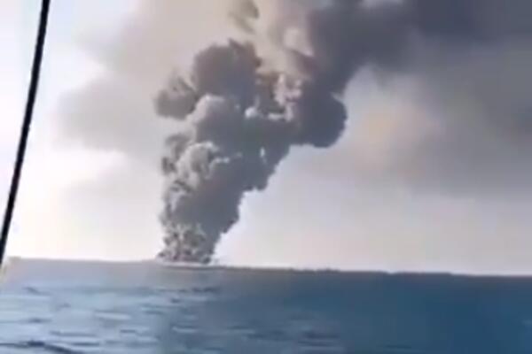 POTONUO NAJVEĆI BROD IRANSKE MORNARICE U OMANSKOM ZALIVU: Izbio veliki POŽAR, posada uspela da se EVAKUIŠE (VIDEO)
