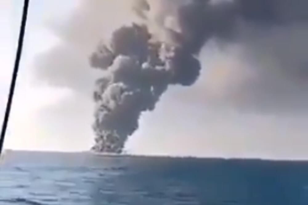 POTONUO NAJVEĆI BROD IRANSKE MORNARICE U OMANSKOM ZALIVU: Izbio veliki POŽAR, posada uspela da se EVAKUIŠE (VIDEO)