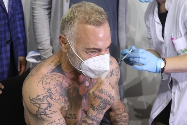 NAJZGODNIJI ČIČA NA SVETU SE REVAKCINISAO NA SAJMU: Drugu dozu primio bez majice (FOTO)