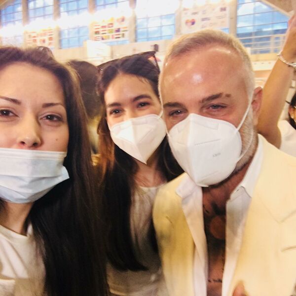 NOVINARKA ESPRESA NAPRAVILA SELFI SA ĐANLUKOM VAKIJEM: Italijanski milioner napravio potpuni HAOS na SAJMU (FOTO)