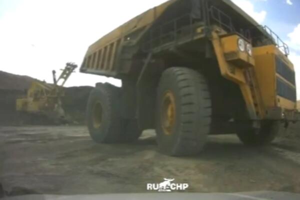 BILI SU U KOLIMA KAD IH JE ZGAZIO DŽINOVSKI KAMION MONSTRUM! Sve je snimljeno (VIDEO)