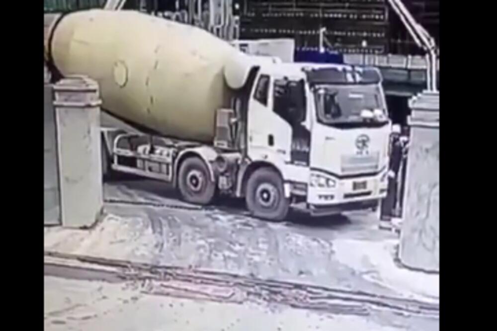 NESVAKIDAŠNJA GRAĐEVINSKA NESREĆA! Kamion se PREVRNUO, a nakon toga STROVALIO U PROVALIJU (VIDEO)