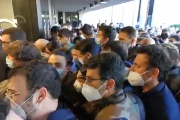 POTPUNI HAOS NA VAKCINACIJI BEZ POZIVA U ITALIJI: Umalo nije došlo do TUČE, policija INTERVENISALA! (VIDEO)