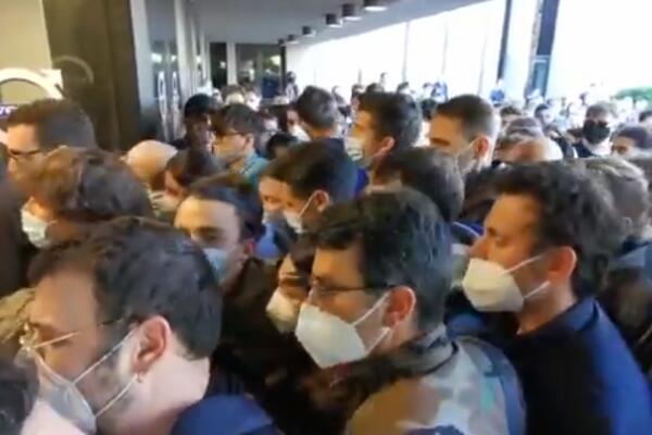 POTPUNI HAOS NA VAKCINACIJI BEZ POZIVA U ITALIJI: Umalo nije došlo do TUČE, policija INTERVENISALA! (VIDEO)