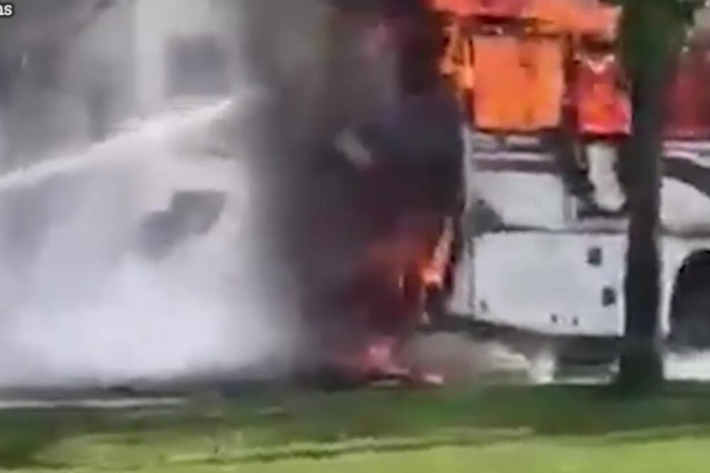 15 BRITANSKIH ĐAKA BEZBEDNO EVAKUISANO IZ ZAPALJENOG AUTOBUSA: Hitra reakcija vozača za svaku pohvalu! (VIDEO)