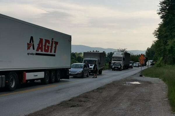 MOTORISTA PODLETEO POD KAMION KOD POŽEGE: Ima teške povrede, zna se kako je došlo do sudara (FOTO)