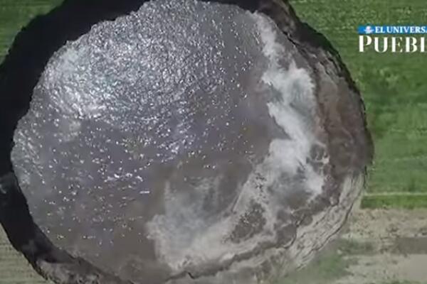 ODJEDNOM SE OTVORILA GIGANTSKA RUPA U ZEMLJI: Stravičan snimak, JEDNA KUĆA NA IVICI! (VIDEO)