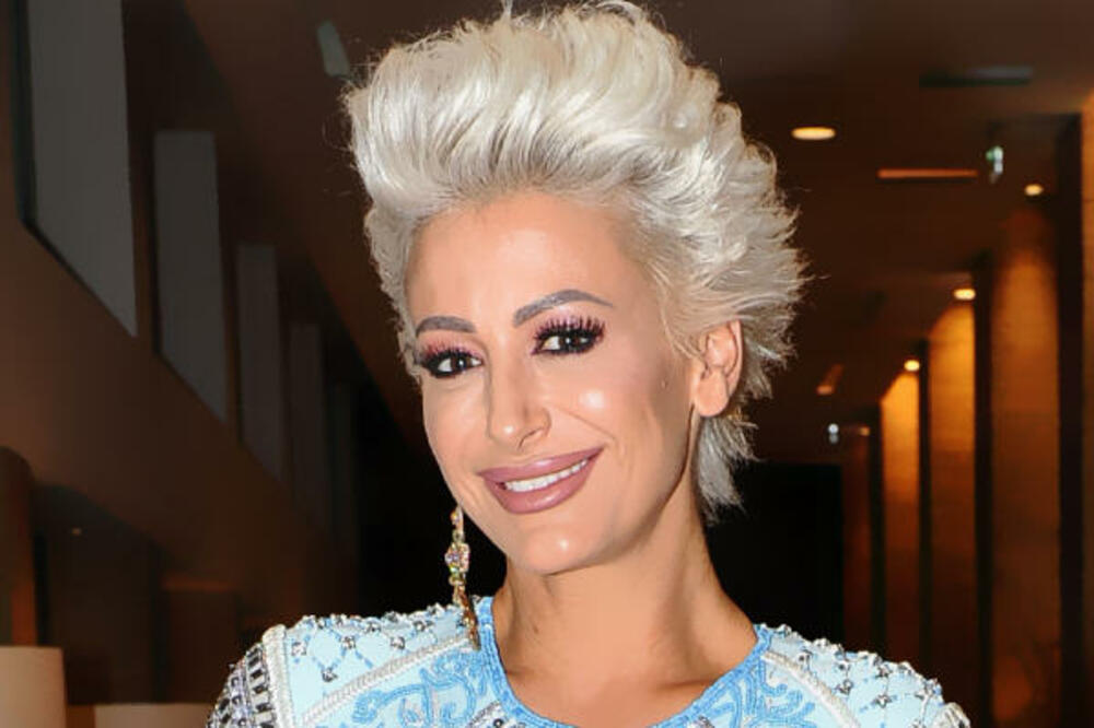 DUŠICA JAKOVLJEVIĆ OBJAVILA NOVOG DEČKA: Vozi ozbiljnu MAŠINU, svi pogledi uprti ka RUKAMA!