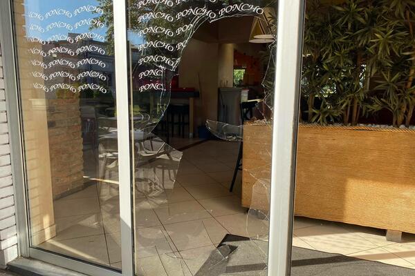 SVE JE ŽIVO POLUPAO!!! Pogledajte kako izgleda IZLOG lokala koji je sinoć DEMOLIRAO Čeda Jovanović (FOTO)