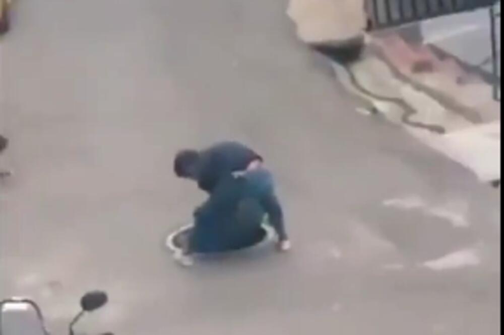 ODE RUKA! Lopov pokušao da podigne preteški poklopac šahta, stigla ga je SUROVA KAZNA (VIDEO)