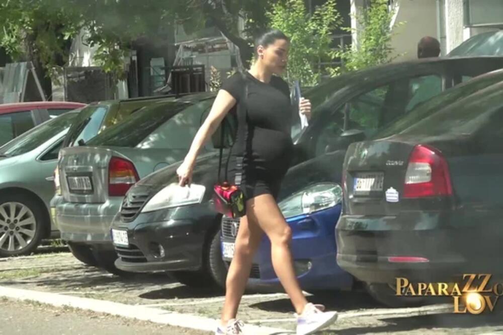 OSTAO JE JOŠ SAMO JEDAN DAN: Našoj pevačici se beba SPUSTILA, uskoro IZLAZI! (FOTO)