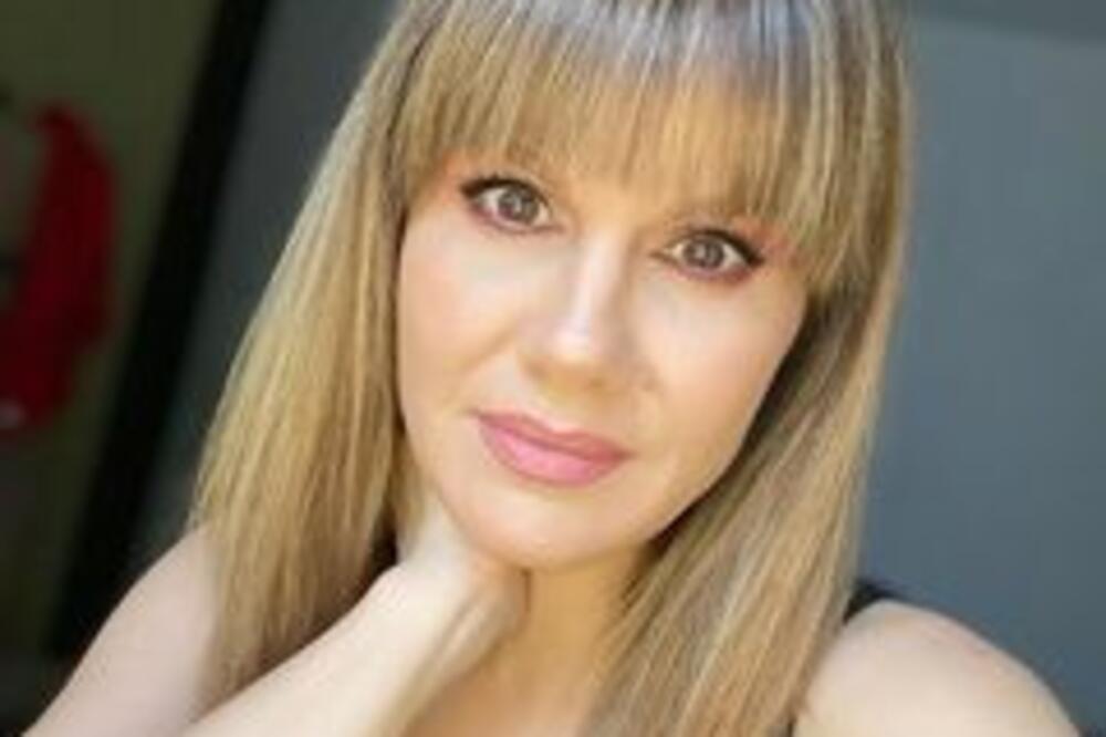 OČEVA KOPIJA! VODITELJKA JE VEĆ DVE DECENIJE U SKLADNOM BRAKU: Objavila sliku sa SINOM I MUŽEM - neizmerno ponosna!