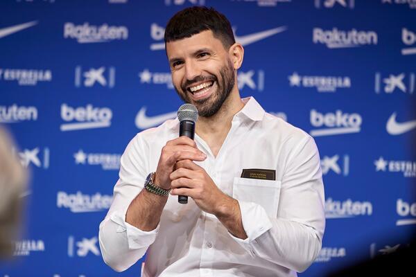 KLASAN POTEZ ARGENTINSKOG VELEMAJSTORA: Aguero svim zaposlenim u Sitiju darivao poklone - ALI I SVOJ AUTOMOBIL!