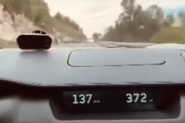DIVLJAO 232 KM/H, KAMERA SVE UGHVATILA: Ljudi, da li je moguće ovo? (VIDEO)