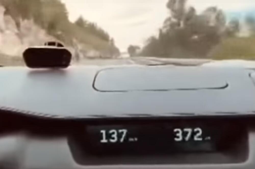 DIVLJAO 232 KM/H, KAMERA SVE UGHVATILA: Ljudi, da li je moguće ovo? (VIDEO)
