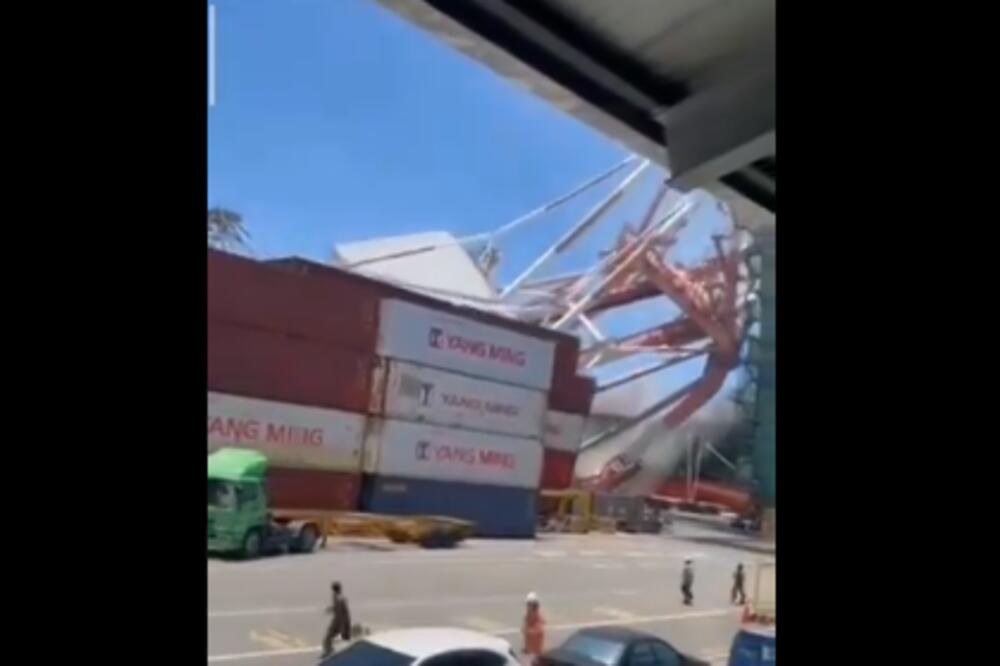 VELIKI INCIDENT U BRODSKOJ LUCI: Dizalica se sručila na kontejnere, ljudi bežali u panici (VIDEO)