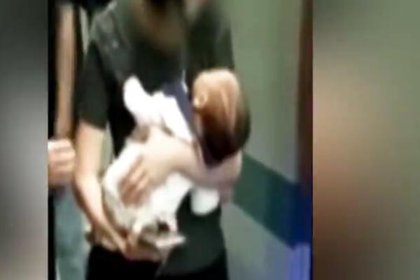 ČOVEK SPASIO BEBU KOJA JE PALA PRAVO POD VOZ! Ovaj momenat je nezaboravan! (VIDEO)