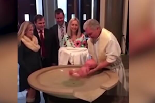 KRŠTENJE KAKVO NIKO NE PAMTI! Svešteniku beba PALA u vodu i udarila glavom, majka zgrožena ODMAH REAGOVALA! (VIDEO)