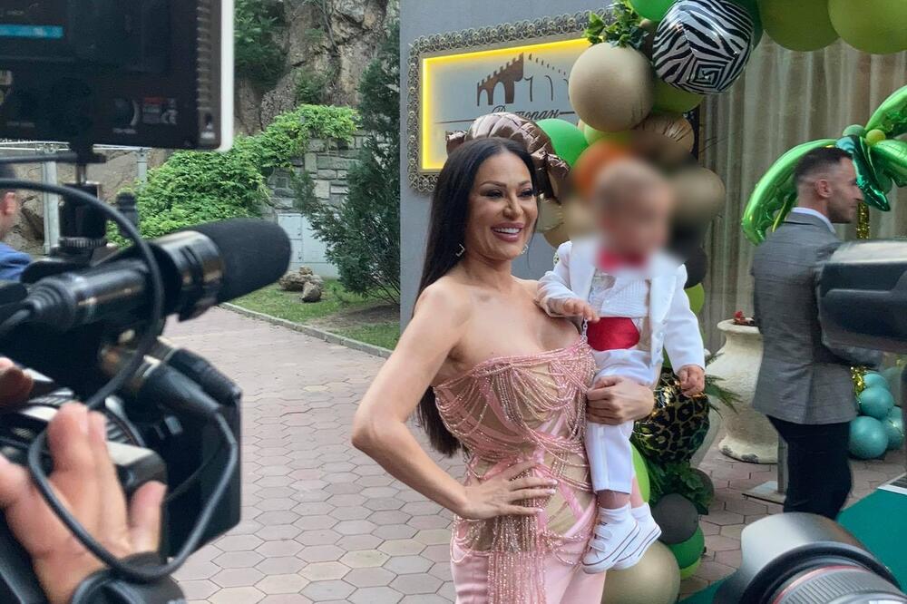 DA SE ISTOPIŠ! CECA U NARUČJU DRŽI ŽELJKA, A O NJEGOVOM SMOKINGU SVI PRIČAJU! Krije jednu TAJNU! (VIDEO)