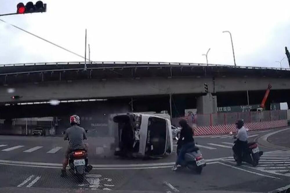 IZBEGAO UŽASNU SMRT BUKVALNO ZA DLAKU: Prevrnuti kamion naleteo na motocikliste (VIDEO)