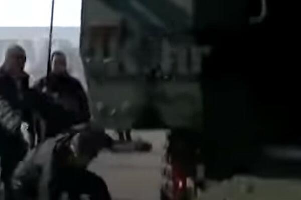 OBJAVLJEN SNIMAK KAKO MILANOVIĆ PADA SA OKLOPNOG VOZILA! Hrvatska na nogama od jutros u 7 sati (VIDEO)