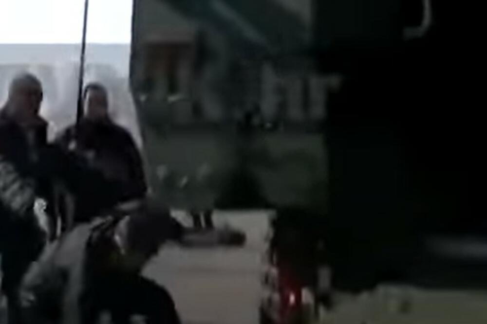 OBJAVLJEN SNIMAK KAKO MILANOVIĆ PADA SA OKLOPNOG VOZILA! Hrvatska na nogama od jutros u 7 sati (VIDEO)