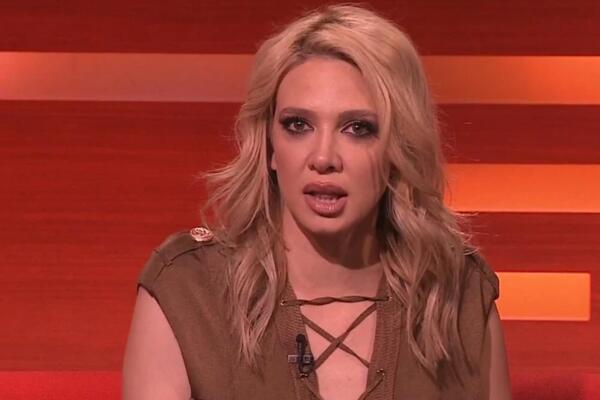 "SRAM TE BILO"! MILICA NAPRAVILA SKANDAL NASRED NASTUPA: Postupak gosta je doveo do ludila, ZAUSTAVILA MUZIKU!