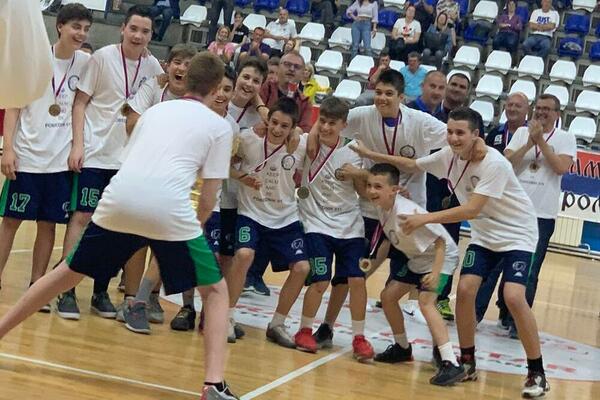 PEHAR I ZLATNE MEDALJE: Mladi košarkaši Pobednika 011 najbolji u Kvalitetnoj ligi KSB