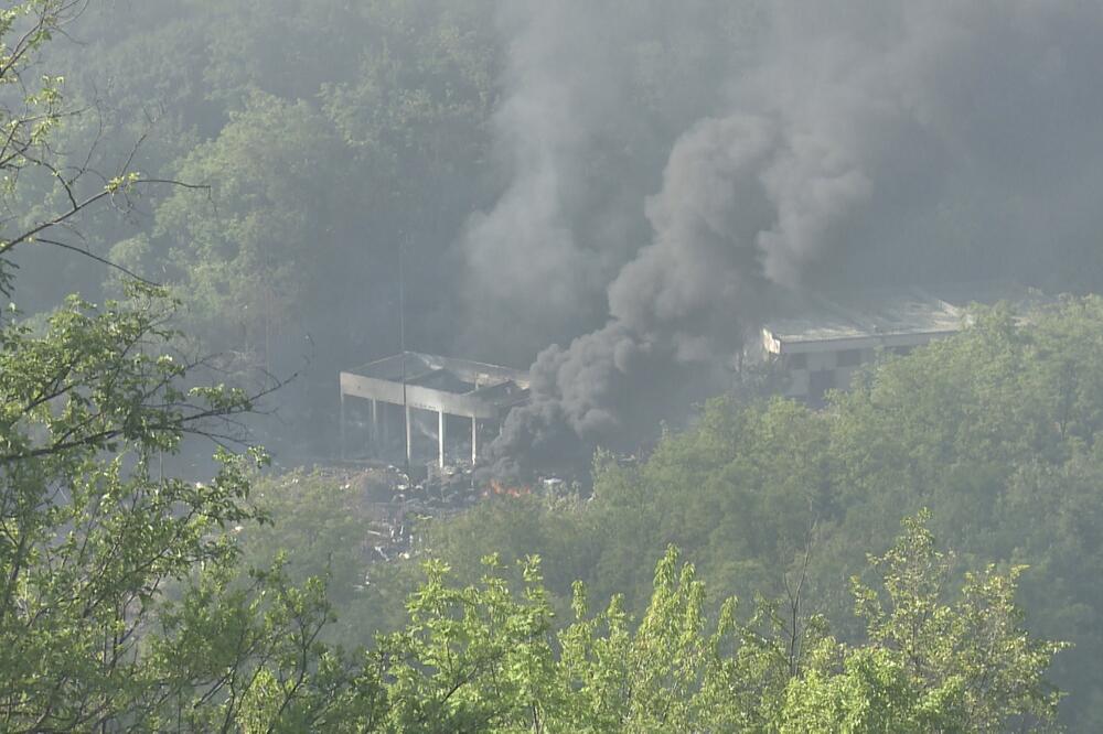 MEŠTANI SU SE VRATILI U SVOJE DOMOVE, ALI PRILAZ FABRICI JOŠ NIJE DOZVOLJEN: Gase se tinjajuća mesta u "Slobodi"