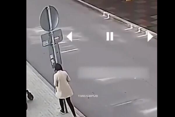 PAZI BANDERA!!! Devojka kuckala poruke i naletela PRAVO FACOM U METAL (VIDEO)