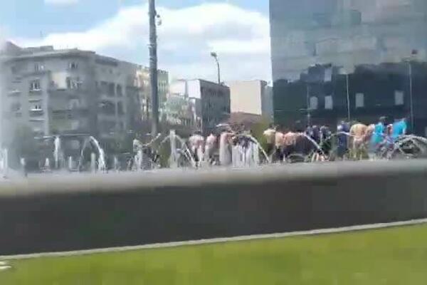 MATURANTI IZ BEOGRADA SE KUPAJU U FONTANI NA SLAVIJI: Muzika se ori, oni slave kraj školske godine! (VIDEO)