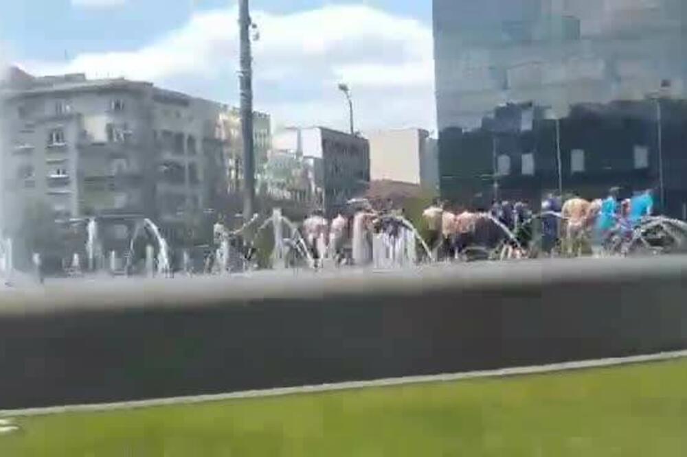 MATURANTI IZ BEOGRADA SE KUPAJU U FONTANI NA SLAVIJI: Muzika se ori, oni slave kraj školske godine! (VIDEO)