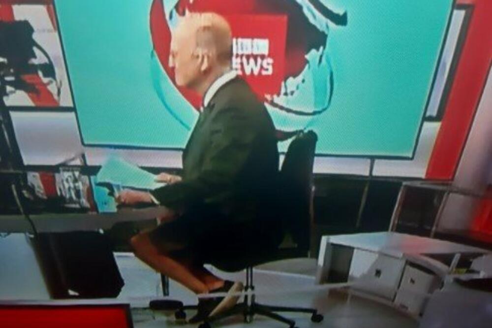 SKANDAL TRESE BBC: Voditelj vodio vesti vrlo OSKUDNO odeven, gore GOSPODIN, a pantalone negde zagubio (FOTO)