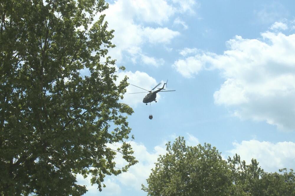 VOJNI HELIKOPTERI NA NEBU IZNAD ČAČKA: Gase vatru koja još uvek tinja u magacinu fabrike Sloboda (VIDEO)