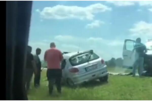 STRAŠAN PRIZOR NA PUTU U VOJVODINI! Vatrogasci sekli vozilo kod Rimskih Šančeva da izvuku povređenog (FOTO/VIDEO)