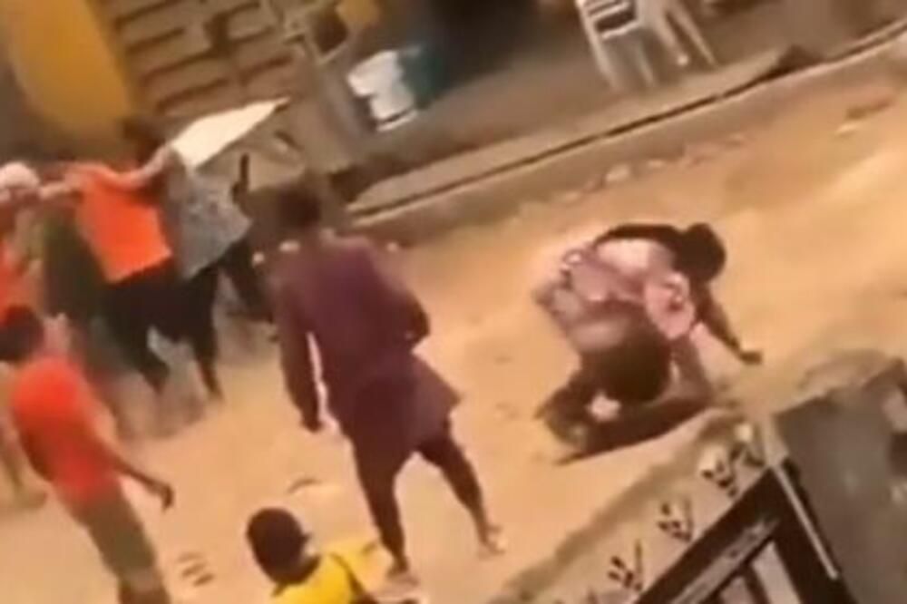 IŠLA JE ULICOM SA DETETOM: Nije mogla ni da sanja šta će se desiti samo sekund kasnije (VIDEO)