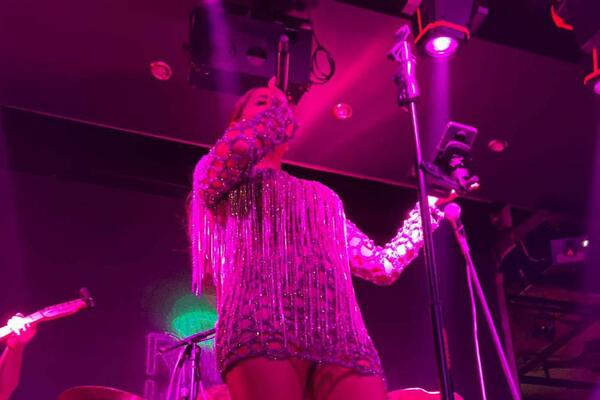 MARINA VISKOVIĆ KAO IZVAJANA! Na nogama bi joj pozavidela i BRENA: Fotke sa njenog NASTUPA prosto OBARAJU! (VIDEO)