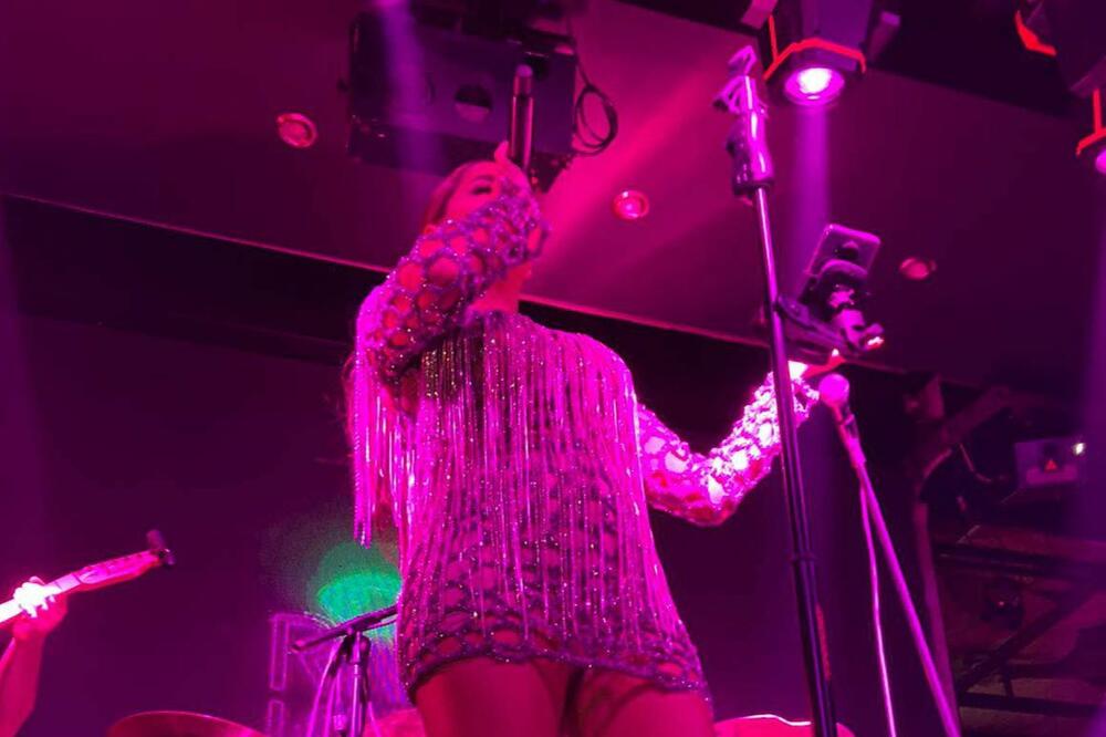 ESPRESO NA NASTUPU NAŠE POZNATE PEVAČICE: Vrelim plesom ostavila sve BEZ DAHA, naša KAMERA BAŠ SVE ZABELEŽILA