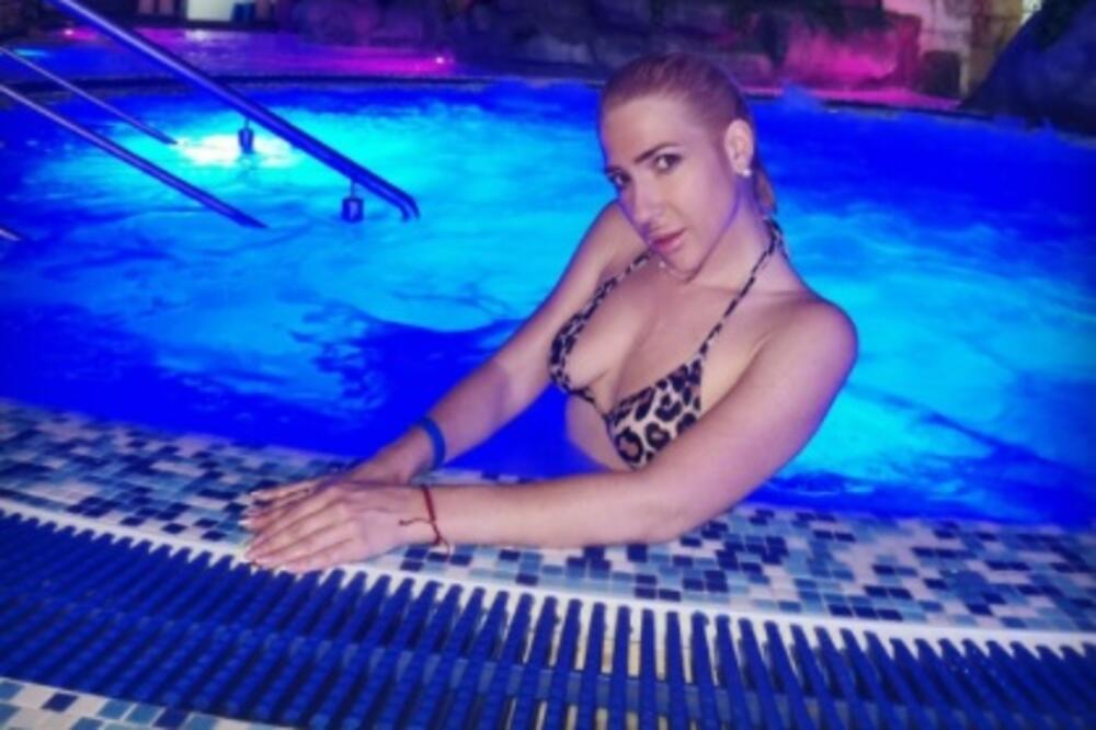 JOVANA JEREMIĆ SE SKINULA, NJENO TELO VRELO KAO SAHARA: Vlažna i provokativna IZAZIVA, pršti od zgodnoće! (FOTO)