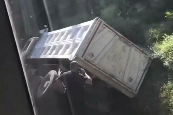 UDES NA PUTU OBRENOVAC-BEOGRAD: Kamion sleteo u kanal, policija obustavila saobraćaj