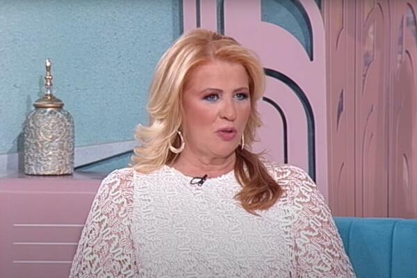 POZNATA PEVAČICA DANIMA PRIKOVANA ZA KREVET ZBOG VIRUSA: Sada se oglasila i otkrila kako se OSEĆA