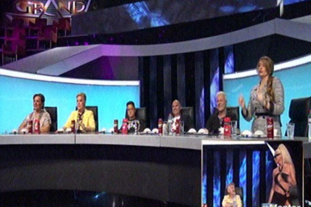 KARLEUŠA ZAPLESLA VRELIJE NEGO IKAD: Ceo studio se tresao, a tek da čujete uz koju PESMU! (FOTO)