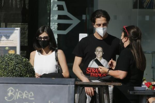 ŠOK FOTKE PEVAČA ZA KOG SE MISLILO DA JE GEJ: LIŽU SE KAO PSI U JAVNOSTI, sve se VIDI! (FOTO)