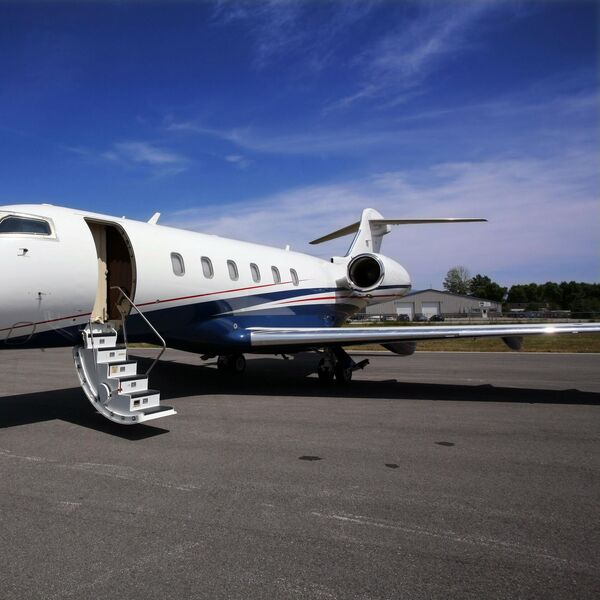 LJUDI MASOVNO BEŽE IZ RATNIH PODRUČJA: Privatni letovi papreno poskupeli, sa 60.000 skočili na 145.000 dolara!