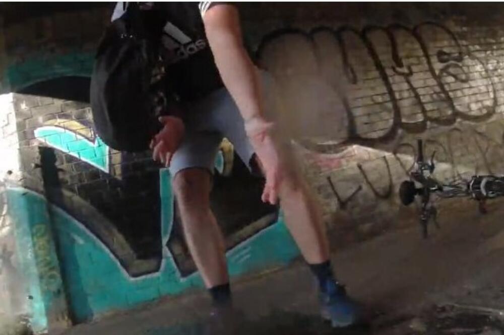 ŽESTOK SUDAR PORED KANALA, ODMAH JE UPAO U ŽABOKREČINU! Na sreću, drugi učesnik mu je odmah pomogao (VIDEO)