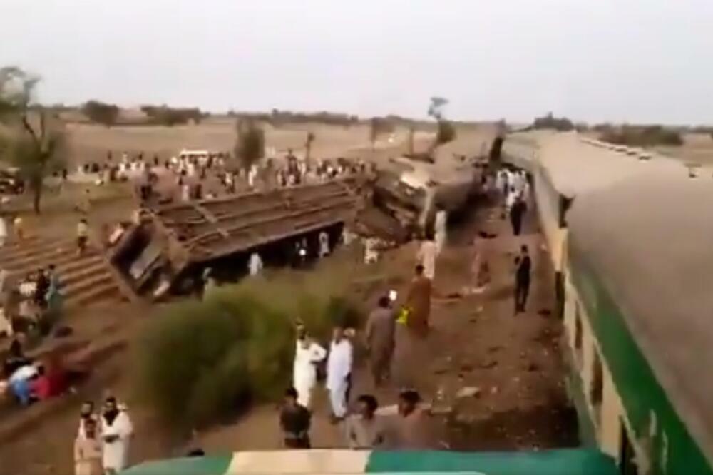 VELIKA TRAGEDIJA U PAKISTANU: U sudaru dva voza poginulo najmanje 35 ljudi (VIDEO)
