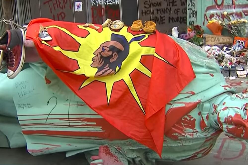 U ZNAK PROTESTA SRUŠENA STATUA OSNIVAČA UNIVERZITETA: Nakon otkrića masovne grobnice na prostoru škole! (VIDEO)