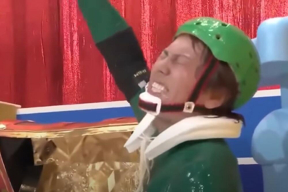 KO STIGNE DO VRHA JE POBEDNIK! Japanski šou za najupornije, takmičari se penju KLIZAVIM STEPENICAMA! (VIDEO)