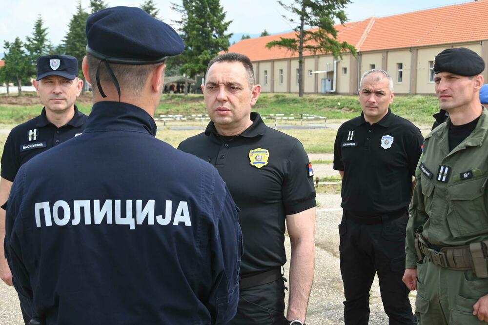VULIN OBIŠAO BAZU ŽANDARMERIJE U NIŠU I OBRATIO SE PRIPADNICIMA: Između opasnosti i građana Srbije stojite samo VI