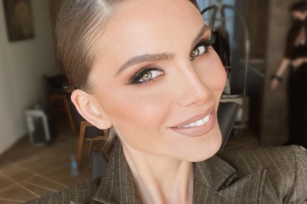 NAŠA VODTELJKA UHVAĆENA U BRUSU NA ULICI, PRIZOR ZAPALIO MUŠKI ROD: Ovako nešto može SAMO ONA! (FOTO)